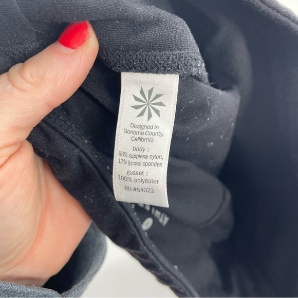 Athleta ribbed excursion leggings in black Double thigh pockets Midrise - Picture 9 of 13